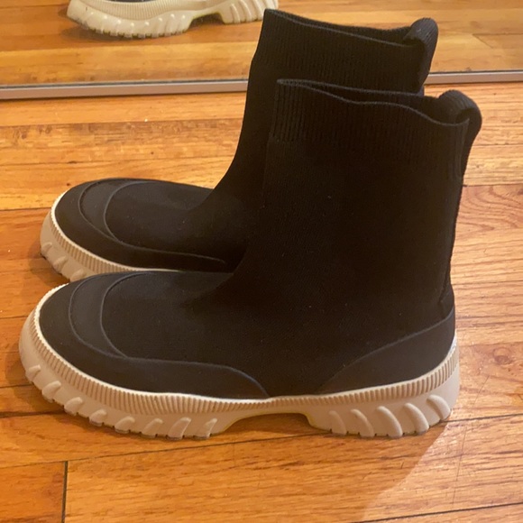 “SOLD OUT” ZARA SNEAKERS - Picture 4 of 5